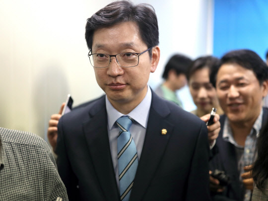 드루킹 사건에 휘말린 김경수 더불어민주당 경남도지사 후보가 지난 21일 오후 경남 고성군 같은 당 백두현 고성군수 후보 선거사무실 개소식에 참석하고 있다. 연합뉴스